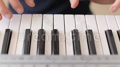 特写男手<strong>弹钢琴</strong>.. 人播放合成器<strong>键盘</strong>..